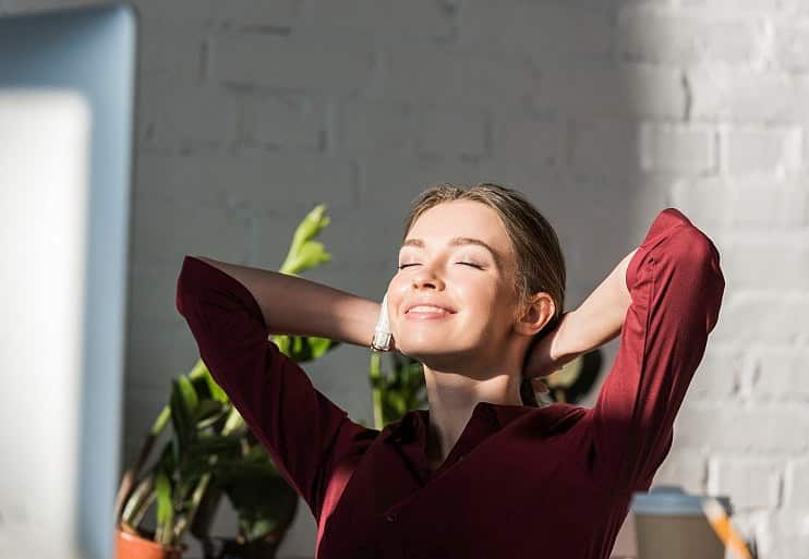 MBSR Frau macht kurzen Body Scan