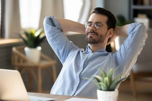 Mann entspannt mit Achtsamkeitsübung bei der Arbeit